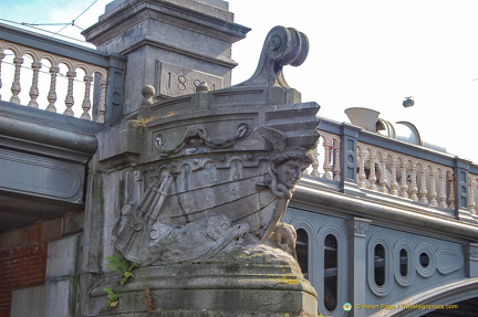 Blauwbrug was previously painted blue. The pier is modelled after the bow of a ship